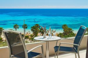 Foto dalla galleria di Hipotels Mediterraneo Hotel - Adults Only a Sa Coma