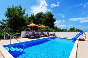 uma piscina com escorrega no meio em Apartments Villa Velin em Primošten