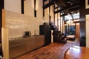 ein Restaurant mit einer Bar mit Weingläsern an der Wand in der Unterkunft The Tenpō in Kyōto