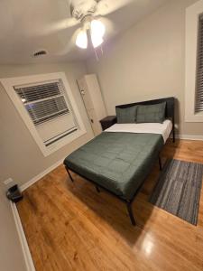 une chambre avec un lit et une fenêtre dans l'établissement Grand House, à Chicago