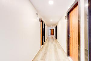 Un pasillo de una casa con suelos y puertas de madera. en FabHotel Sri Lakshmi Sea Grand, en Jāmb 28 fotos más