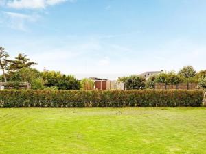 a hedge in front of a field of grass at Seaside Bliss in Kelstrup - By Traum Ferienwohnungen in Slagelse