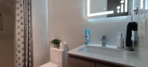 Ένα μπάνιο στο Apartamento moderno a 10 minutos del Aeropuerto +14 φωτογραφίες