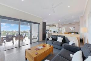 Posezení v ubytování Zen Coastline with pool - balcony dining - sea view