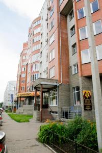 オムスクにあるRENT-сервис Apartments on Mayakovskogo 20の通路側の建物