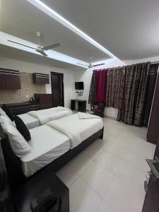 古尔冈Corporate Prime Stay的房间里有一张大床的卧室