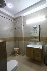 古尔冈Corporate Prime Stay的带马桶和水槽的浴室