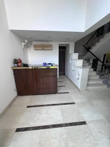 古尔冈Corporate Prime Stay的大楼内带楼梯和柜台的走廊 更多13张照片