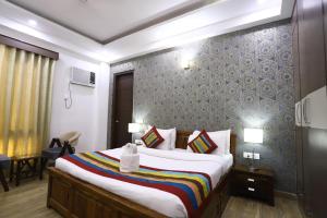 古尔冈Corporate Prime Stay的房间里有一张大床的卧室
