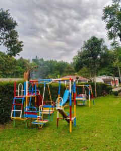 CigunturAlvaro Resort Bukit Angin的公园里一个带丰富多彩设备的游乐场