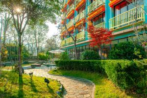 陽朔にあるYangshuo Courtyard Hotel - An all-English team by the Li Riverの石道付き建物 +63枚の写真