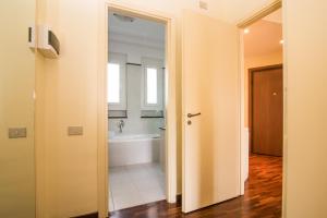 Ein Badezimmer in der Unterkunft The Best Rent - Corso Indipendenza Apartment