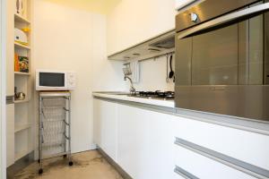 Küche/Küchenzeile in der Unterkunft The Best Rent - Corso Indipendenza Apartment