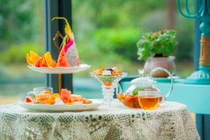 Una mesa con un plato de fruta y un tazón de jugo. en Yangshuo Courtyard Hotel - An all-English team by the Li River, en Yangshuo 41 fotos más