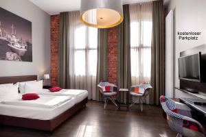 汉堡Hotel Volksschule的一间带床、桌椅的酒店房间