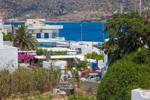 a view of a town with a body of water at Pension Barbara in Katapola