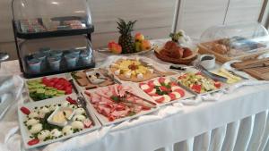 stół z wieloma różnymi rodzajami żywności w obiekcie Hotel Ajax w mieście Janki