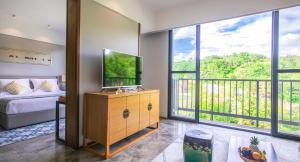 TV/trung tâm giải trí tại Yangshuo Courtyard Hotel- Book the Double Room with Terrace or Family Suite for 3 nights and enjoy free pickup +60 ảnh