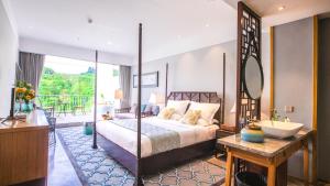 um quarto com uma cama e um banheiro com uma pia em Yangshuo Courtyard Hotel - An all-English team by the Li River em Yangshuo