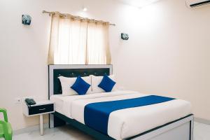 Кровать или кровати в номере Comfort Stay - Lucknow CCS Airport, Lucknow Kanpur Road +11 фотографий