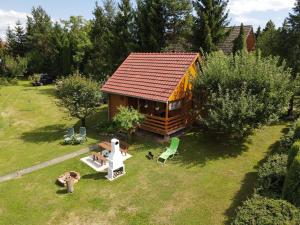 an aerial view of a log cabin with a yard at Ezerjó Ökofogadó in Őriszentpéter