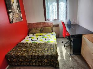 une petite chambre avec un lit et un bureau dans l'établissement 69Room69, à Lyon