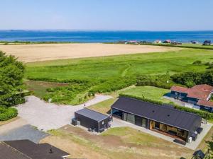 eine Luftaufnahme eines Hauses mit dem Meer im Hintergrund in der Unterkunft 10 person holiday home in Vinderup-By Traum in Vinderup + 44 Fotos
