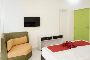 Телевизор и/или развлекательный центр в Comfort Stay - Lucknow CCS Airport, Lucknow Kanpur Road