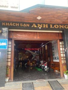 an entrance to a kich san ami long store at Hottel ANH LONG in Buôn Ðũng