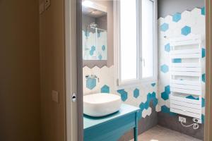 a bathroom with a sink and a window at Alla Meta in Mogliano Veneto +15 photos
