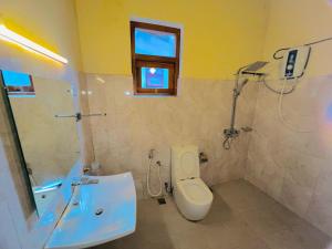 a bathroom with a toilet and a sink and a shower at MALWATHTHA MOUNT VILLA KANDY in Kandy