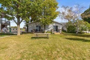 una mesa de picnic en un patio frente a una casa en 11 Family Lakefront Studios on Lake Missaukee - Sleeps 40, en Lake City