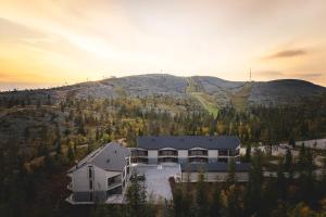 una vista aérea de una casa en una colina en Stay North - Hilltop Gielas, en Kittilä