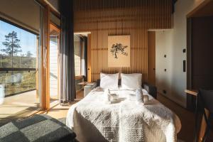 Un dormitorio con una cama con dos ositos de peluche encima. en Stay North - Hilltop Gielas, en Kittilä