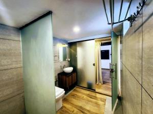 ein Badezimmer mit Toilette und Waschbecken in der Unterkunft casamia garden in Batheri + 63 Fotos