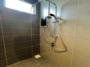 Bilik mandi di Havona Capsule Hotel - CIQ - Self Check In