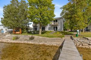 una casa con un molo e una casa di Upper Level Lakeview suite a Lake City