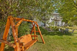 un'altalena di legno nel cortile di una casa di Upper Level Lakeview suite a Lake City Altre 7 foto