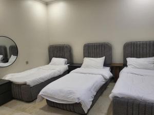 deux lits côte à côte dans une pièce dans l'établissement Smart Stay 2, à Djeddah