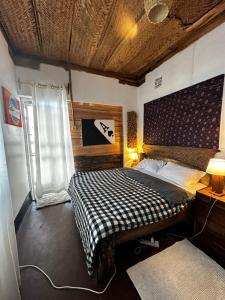 Giường trong phòng chung tại Bomani House