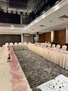 ソフィアにあるHotel Forum - Free Parkingのテーブルと椅子が並ぶ宴会場