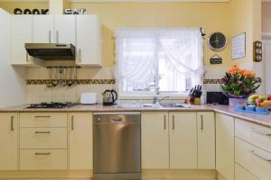 Dapur atau dapur kecil di Suburban charm, great location