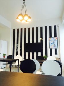 une salle à manger avec des bandes noires et blanches sur un mur dans l'établissement Stick-On B&B, à Shunan