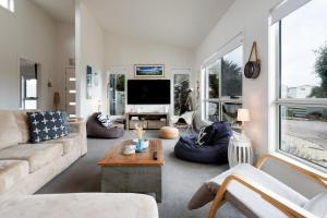 een woonkamer met een bank en een tv bij Low Head Coastal Haven: Your Seaside Escape in Low Head