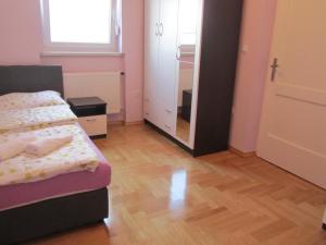 sypialnia z łóżkiem i dużym lustrem w obiekcie Apartment Domi Kvatric w Zagrzebiu