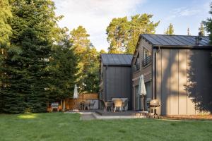 ウケンチンにあるFa la las - domki nad morzemの庭の黒小屋