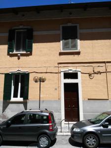 dos coches estacionados frente a un edificio con ventanas en Casa Vacanze La Terra dei Briganti, en Matera