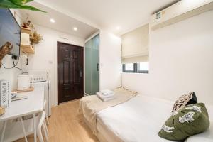 une chambre avec un lit, un bureau et un ordinateur dans l'établissement ChenXiang, à Shanghai