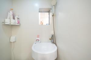 une petite salle de bain avec toilettes et miroir dans l'établissement ChenXiang, à Shanghai