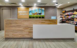 RadcliffにあるHampton Inn & Suites Radcliff/Fort Knoxの店内の白いカウンタートップのあるカウンター